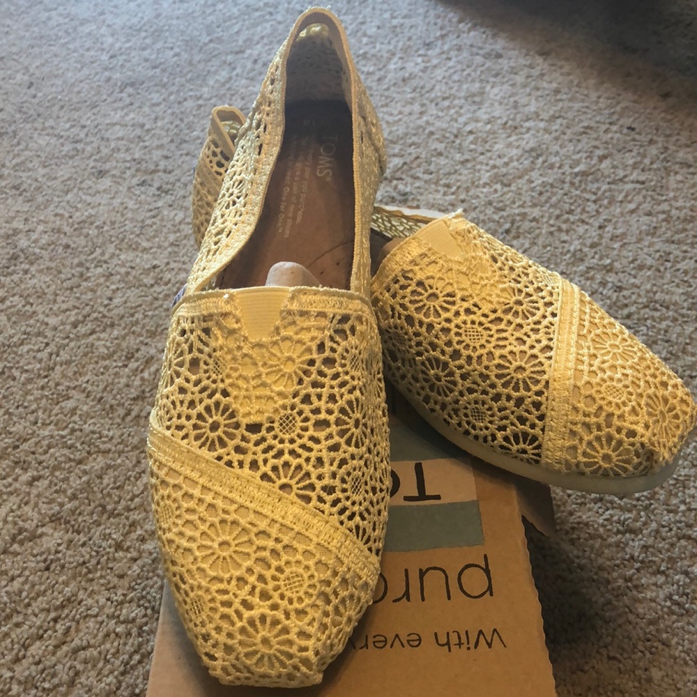 Lemon colored Toms